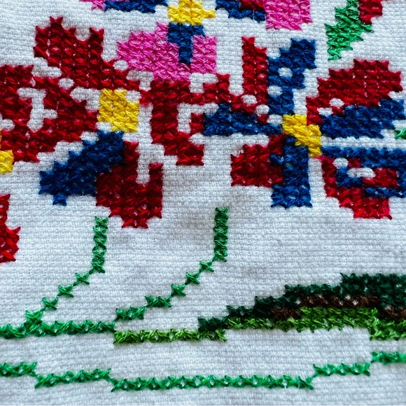 36”x60” Vintage Linen Tablecloth with Embroidery, Centerpiece, Table Topper. - Picture 3 of 7